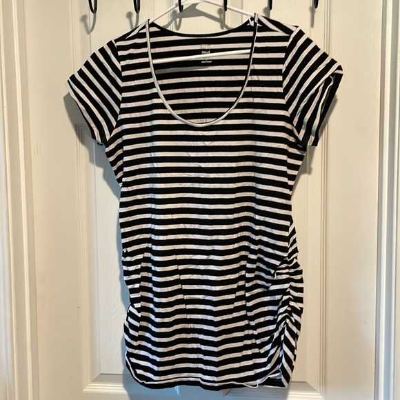 Old Navy Maternity t-shirt - Picture 1 of 3